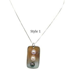 Pendant necklace with three pearls, Style 1.